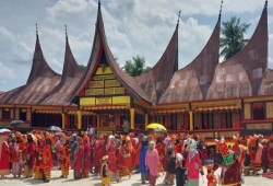 Kearifan Lokal Minangkabau: Warisan Budaya yang Menjaga Harmoni Sosial